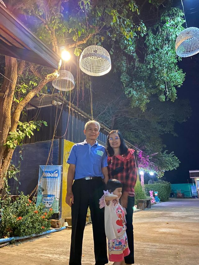 นั่งชิลล์  ยามเย็น ที่ mango house cafe&restaurant