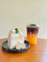 Flat White cafe ร้านคาเฟ่สไตล์มินิมอลน่านั่ง 