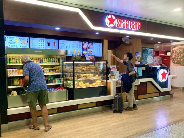 ベトナム　ベトナム観光　ハノイ　ノイバイ国際空港　国際線ターミナル内は土産店、カフェが充実！