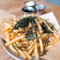 【荃灣】人氣簡約木系CAFE 進駐荃灣 2,500呎超高樓底X落地大玻璃