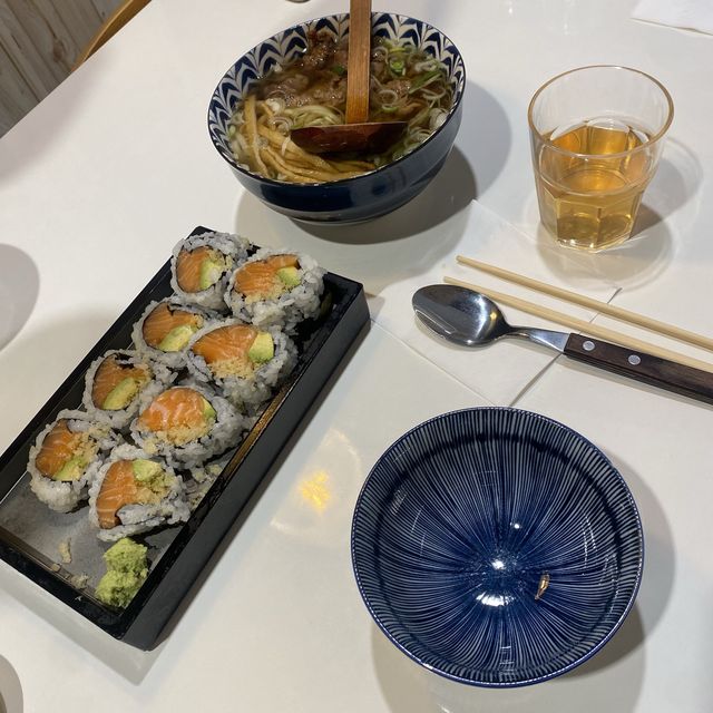 익선동 초밥, 롤 맛집 “롤인익선”. 연어아보카도롤 드세용!