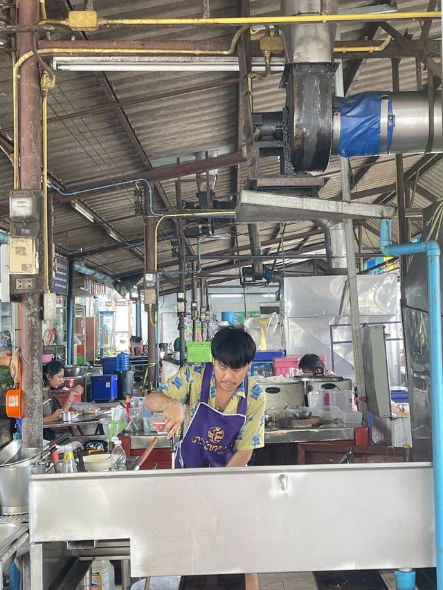 วรี อาหารตามสั่ง (ตรงข้ามโรบินสันจันทบุรี )
