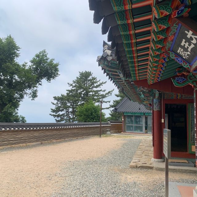 수로왕과 그의 아내 허왕후의 영정을 봉안되어 있는 해은사