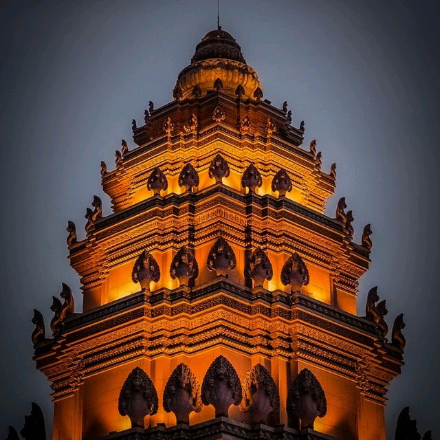 Phnom Penh and her monument...