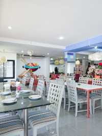 ร้านอาหารกึ่งคาเฟ่ ชาเย็นโคตรอร่อยย 