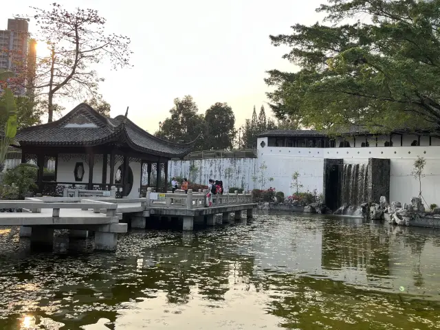 保存了多處歷史古蹟嘅九龍寨城公園