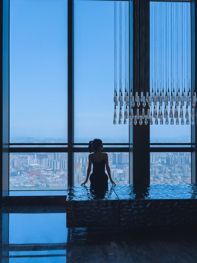 探訪世界燈都邊陲小鎮｜這裡隱秘一家高空酒店🌃