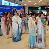 商場四處都是古代美人