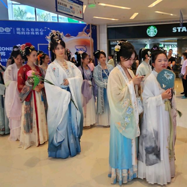 商場四處都是古代美人