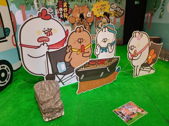 高雄夢時代-免費貼圖特展🎀|醜白兔的森林奇遇|（可可愛愛探險去）