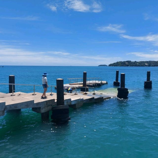 เดินชมทะเลสีคราม ที่ท่าเทียบเรือหาดราไวย์