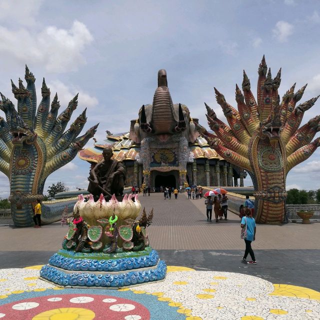วัดบ้านไร่ (วัดหลวงพ่อคูณ) ชมอาคารปะติมากรรมช้าง