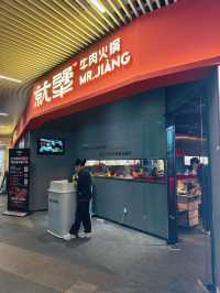 「就犟牛肉火鍋」🐮主打由農場飼養直送牛肉，店員即場屠宰新鮮牛肉，保證夠晒新鮮🔥🔥