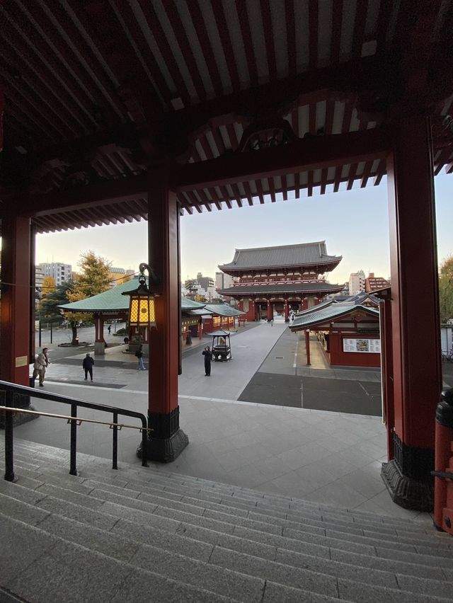 早朝の浅草寺