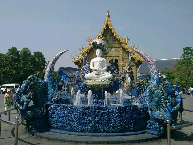 วัดร่องเสือเต้น Blue Temple