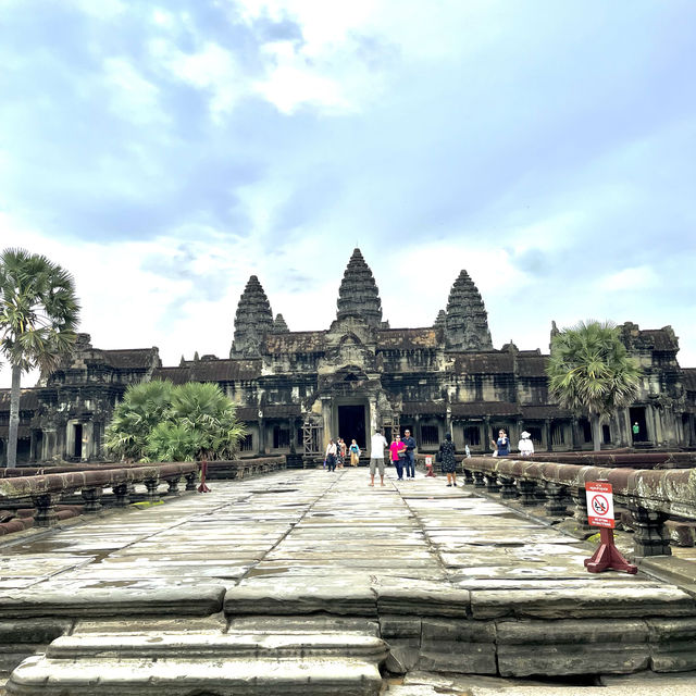 🥰 Witness the Breathtaking Sunrise at Angkor Wat! ✨