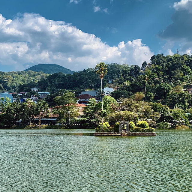 🇱🇰 Serene Landscape Kandy Lake 
