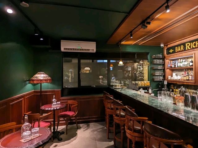 藍晒圖園區內的英倫風情小酒吧：Bar Rich & Pizza Face