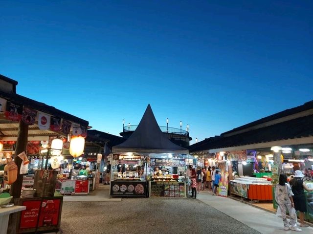 ตลาดยามค่ำริมหาดอ่าวนาง