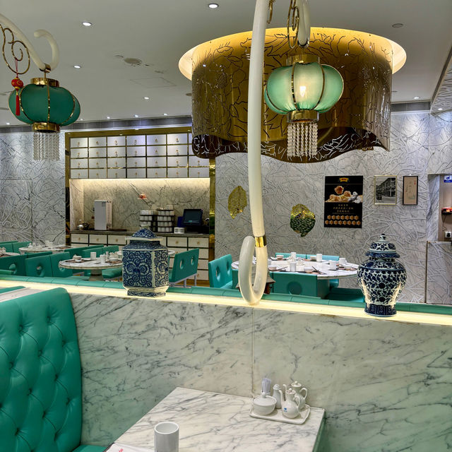 【香港・銅鑼湾】ミシュラン一つ星の老舗のお粥と麺類の専門店「何洪記粥麵專家」