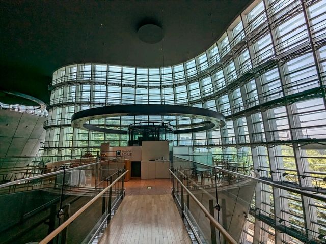 日本東京-如波浪般的宏偉壯闊：國立新美術館