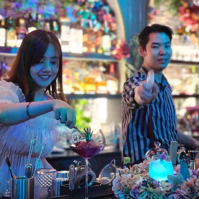 แจกพิกัด #บาร์ลับ ย่านรัชดา ฟีลสวนดอกไม้ยุโรป