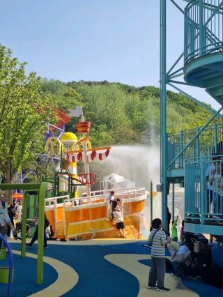 Enjoying Water Fun at Seoul Land
