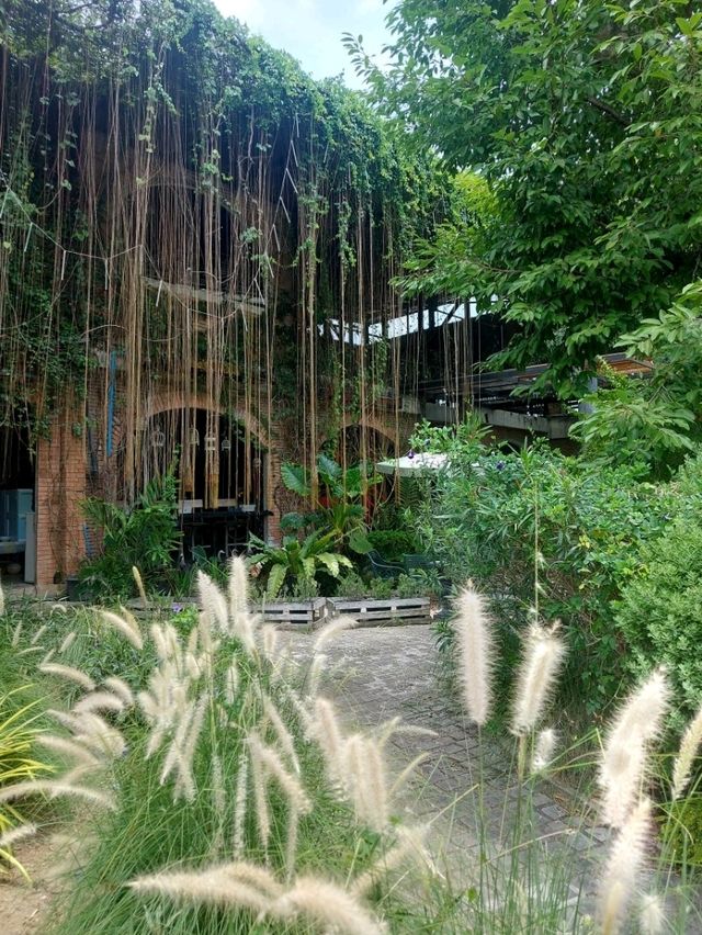 Café Laura Bar & Restaurant คาเฟ่สวยสไตล์อังกฤษ