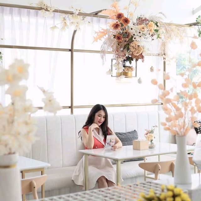 คาเฟ่ธีมดอกไม้ Blanc Eatery & Cafe ศรีนครินทร์