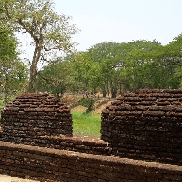 ชมเมืองโบราณ ที่อุทยานประวัติศาสตร์กำแพงเพชร