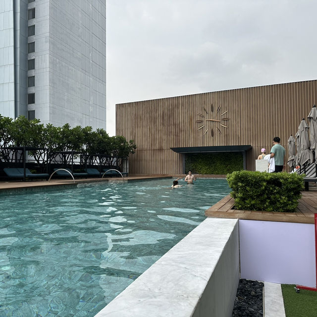A Luxurious Oasis in Bangkok: Carlton Hotel's Infinity Pool