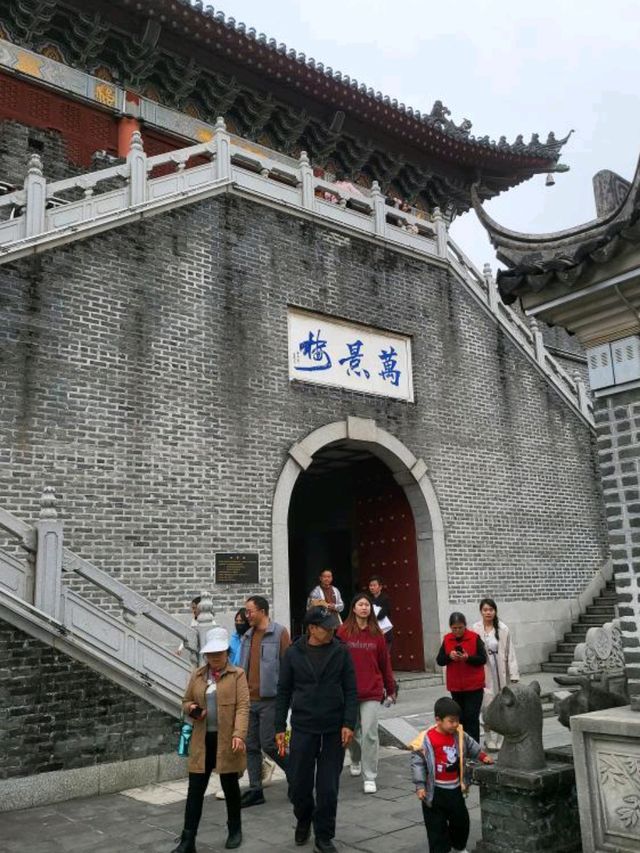 「深圳萬景樓：春天賞花勝地，放鬆心情嘅好地方！」