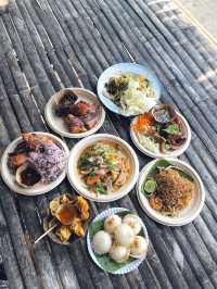 ตลาดโอ๊ะป่อย (Oh Poi Market)