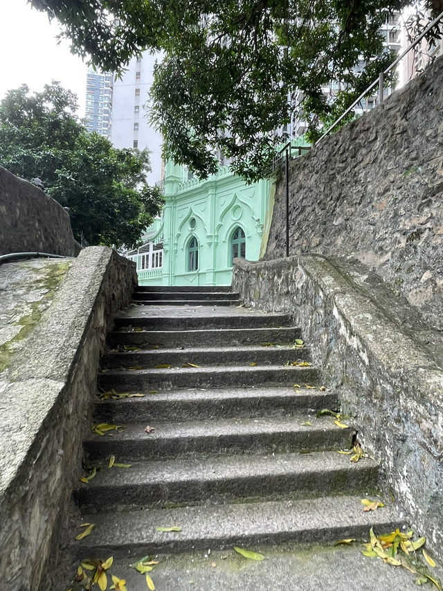 "探索香港古蹟之美：些利街清真寺 - 透視回教文化寶藏" 🕌📸🌟