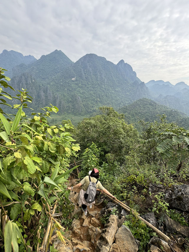 ผาหนามไซ | วังเวียง ⛰️🌤️🌳🇱🇦