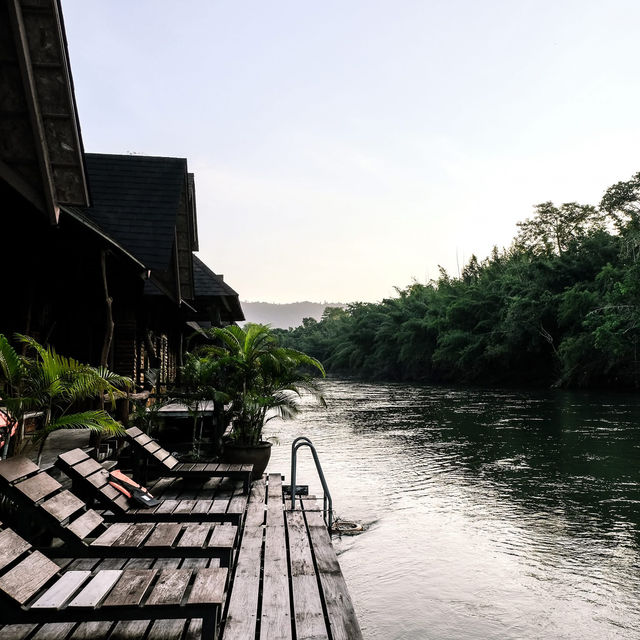 นอนชิลริมน้ำแควที่ไทรโยควิว รีสอร์ท