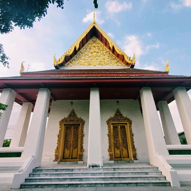 泰國曼谷著名皇家古跡寺廟景點:Wat Krua Wan Worawiharn，建築華麗雄偉，適合打卡拍照📸