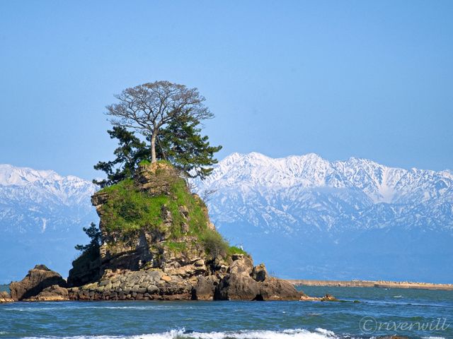 【富山県】富山の本気を見る！女岩と立山連峰が織りなす絶景「雨晴海岸」