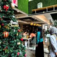 Chill, Work, and Dine at Seven Oaks