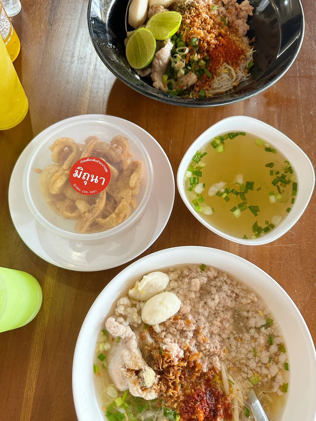 ‘มิถุนา’ ก๋วยเตี๋ยวต้มยำมะนาวสด ให้เครื่องเยอะ!