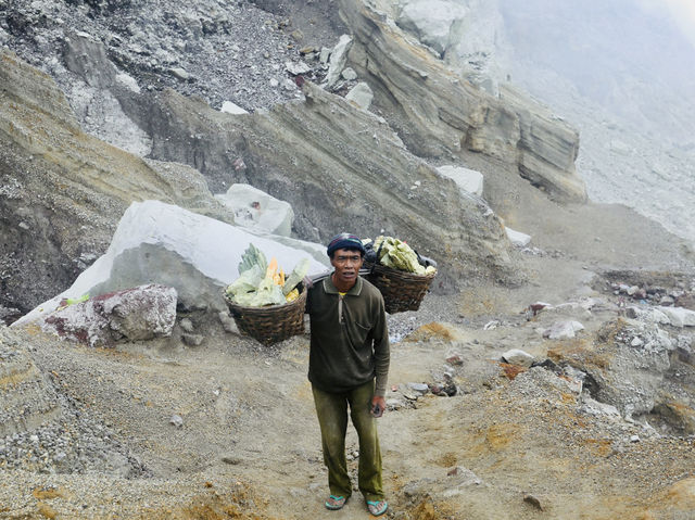 印尼火山探險｜見證硫磺工人的艱辛勞動，當觀光改變了純粹的人情味
