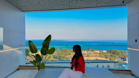 Of all the views, isn't the ocean view cafe the best? The larger the cafe, the prettier it is. — traveler post in Ulsan