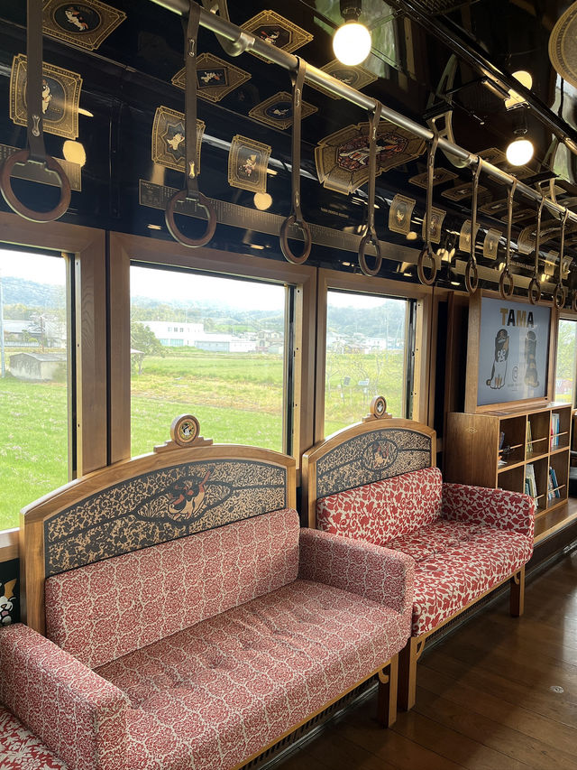 🌸🐱 Sakura at Neko train station - Kishi Station, Wakayama 
