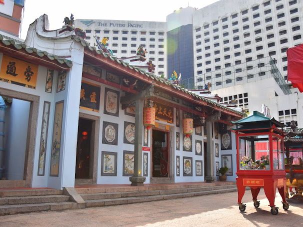 Johor Ancient Temple: Time Travel, Tiger Whispers & Legendary Laksa" 🐯🍜