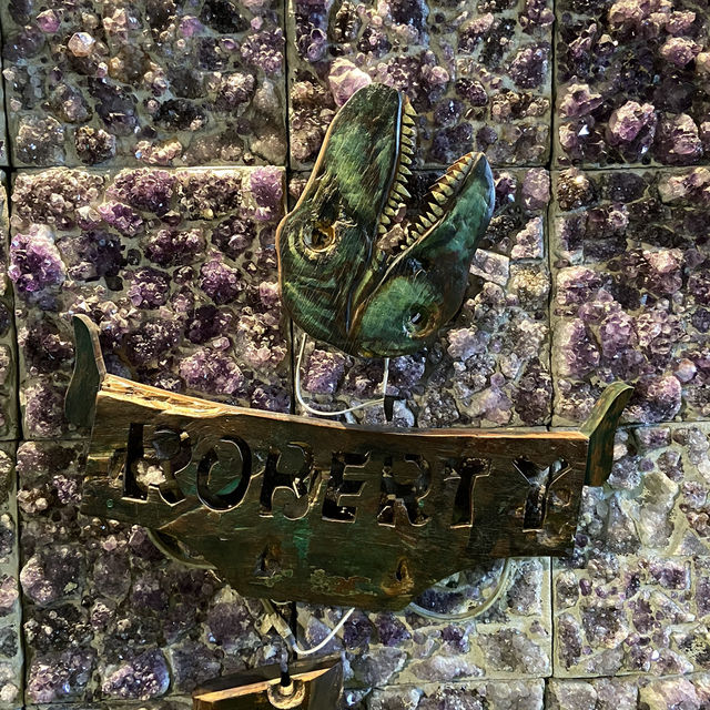 RobertY廢墟暴龍館｜恐龍x藝術的奇幻世界