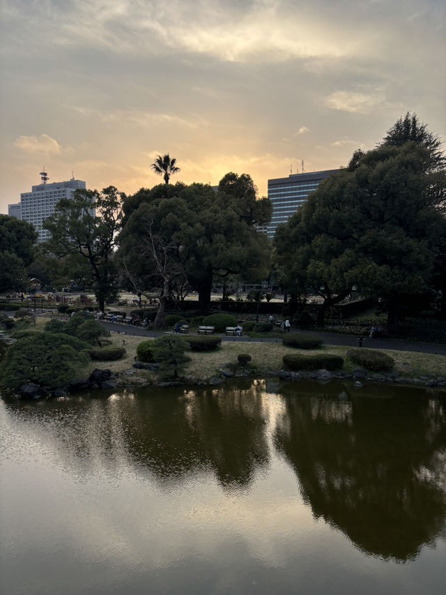 【黄昏時の日比谷公園と日比谷松本楼を歩いて】