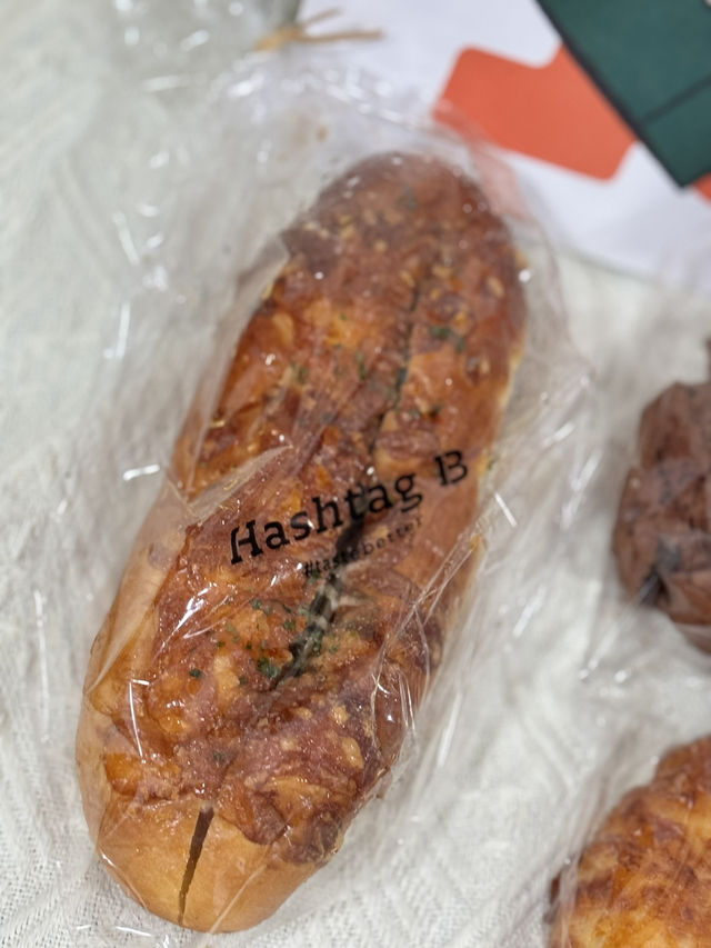 今次就試咗呢個紫米燕麥千層撻，撻皮輕盈酥脆，內裡紫米與燕麥混合，帶有淡淡甜味，令人感受到健康與美味完美結合👍🏻紫米香與燕麥口感交織一起，令整個撻口感更加豐富🥧