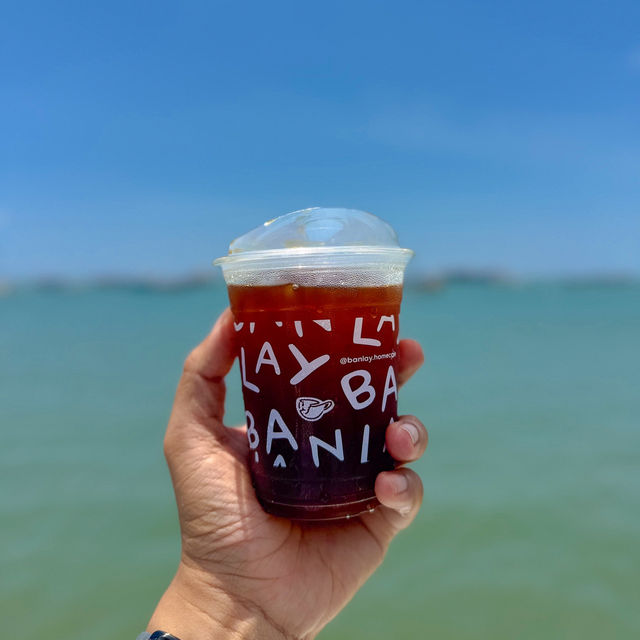 คาเฟ่ริมทะเลสุดชิล Vibes สวยดีต่อใจ #พัทยา 🥤🌊💙
