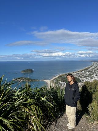 紐西蘭北島｜紐西蘭的藍，有一種叫 Tauranga｜小山丘看見漸層海灣