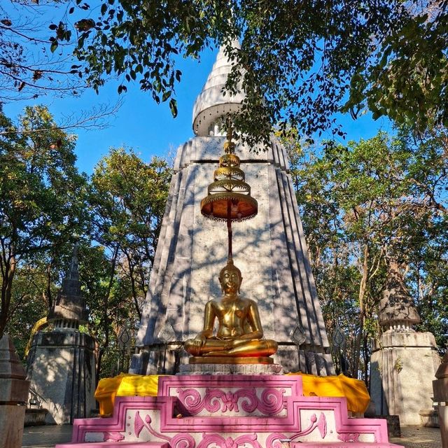 ไหว้พระและชมสถาปัตยกรรมแบบล้านนาประยุกต์